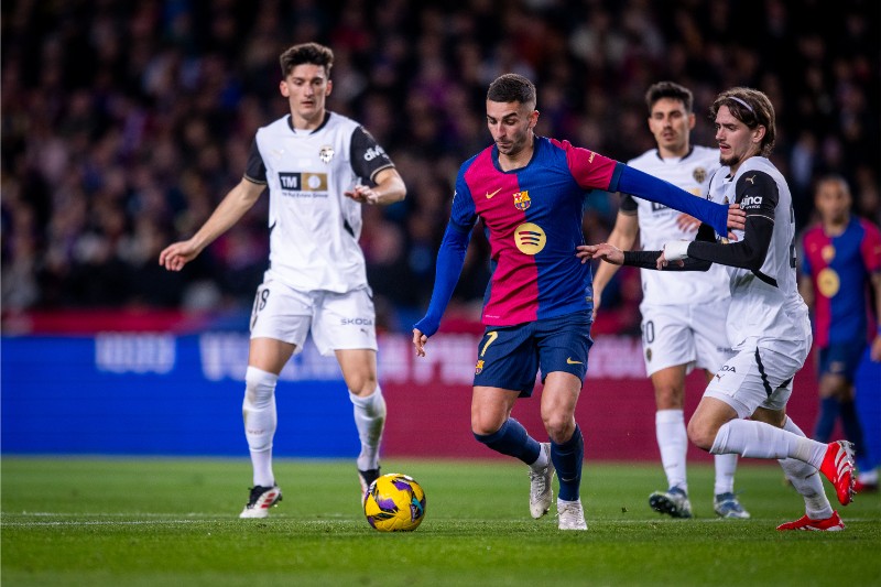 Valencia khó giành được điểm trước Barcelona